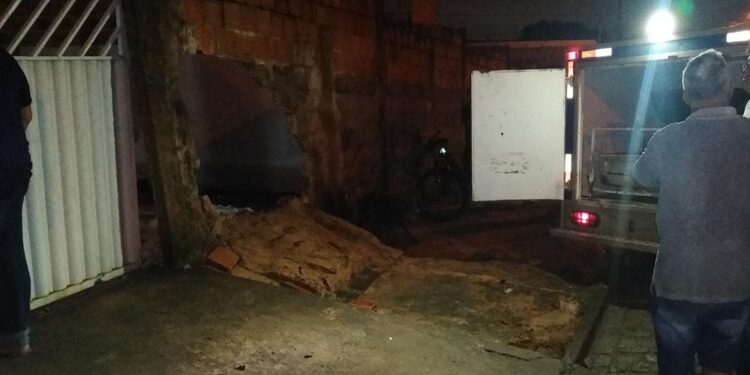 Motorista bate carro na casa de idosa, que morre após ser atingida por muro no acidente