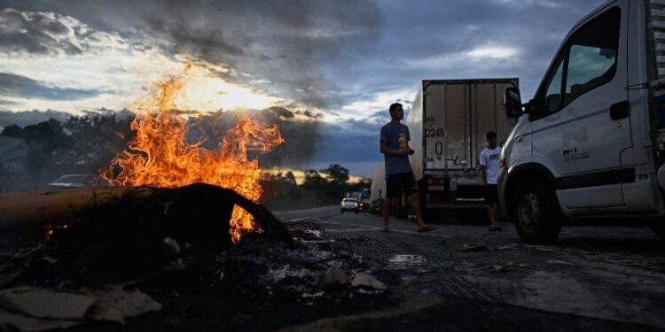 Alexandre de Moraes manda polícia agir imediatamente para liberar vias bloqueadas por caminhoneiros