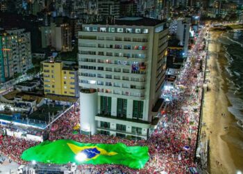 Lula reúne 100 mil em Salvador