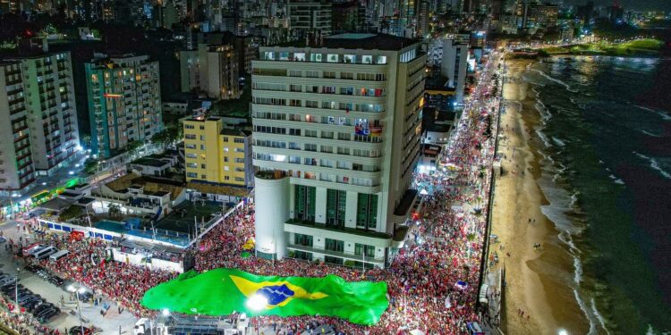 Lula reúne 100 mil em Salvador
