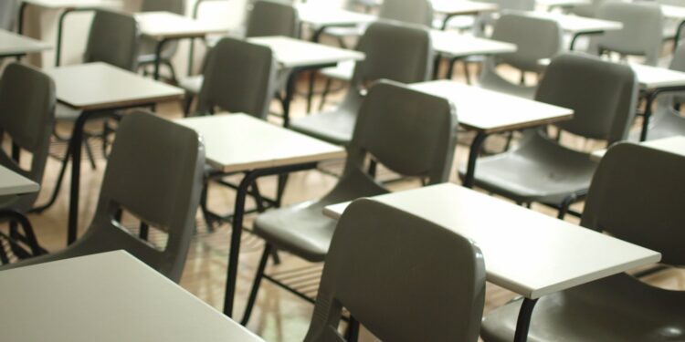 Após toque de recolher ser anunciado no bairro de Pernambués, 11 escolas suspendem suas atividades