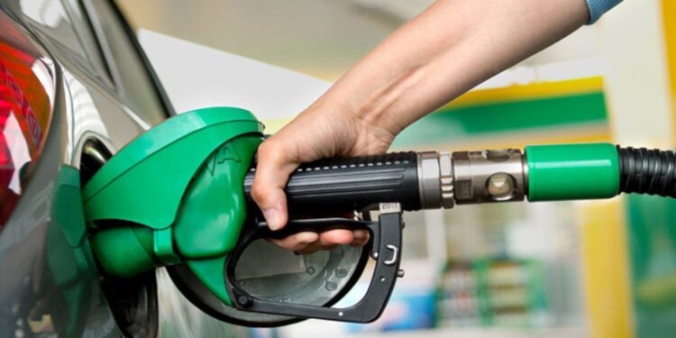 Preço da gasolina sobe pela terceira semana seguida nos postos, diz ANP