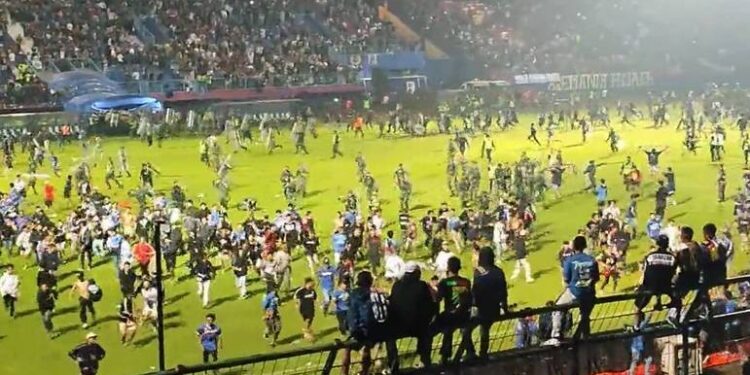 Briga em estádio de futebol, causou 174 mortes