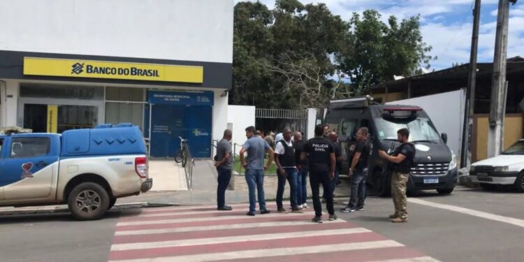 Bahia: Homem é sequestrado e tem corpo coberto de explosivos por assaltantes em Mata de São João