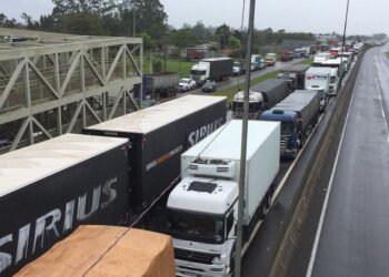 Caminhoneiros fecham rodovias de 18 Estados contra resultado das eleições