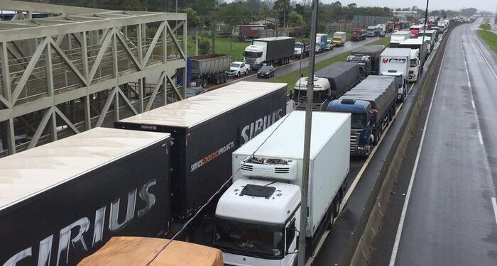 Caminhoneiros fecham rodovias de 18 Estados contra resultado das eleições