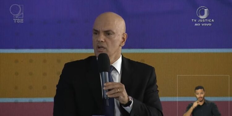 Moraes diz que operações da PRF não impediram que eleitores votassem ‘em nenhum caso’ e descarta estender horário