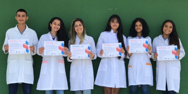 Estudantes baianos estão entre os finalistas de competição global, após criarem luvas que decompõe em menos de 1 ano