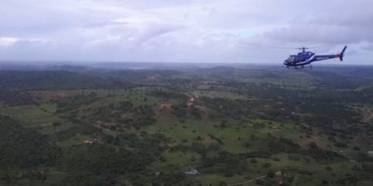 Com uso de helicópteros, polícia libera 15 trechos de rodovias na Bahia