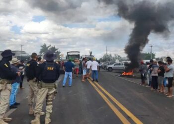 Polícia já desobstrui 30 trechos de rodovias na BA; apenas uma manifestação permanece