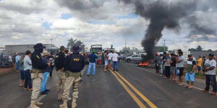 Polícia já desobstrui 30 trechos de rodovias na BA; apenas uma manifestação permanece