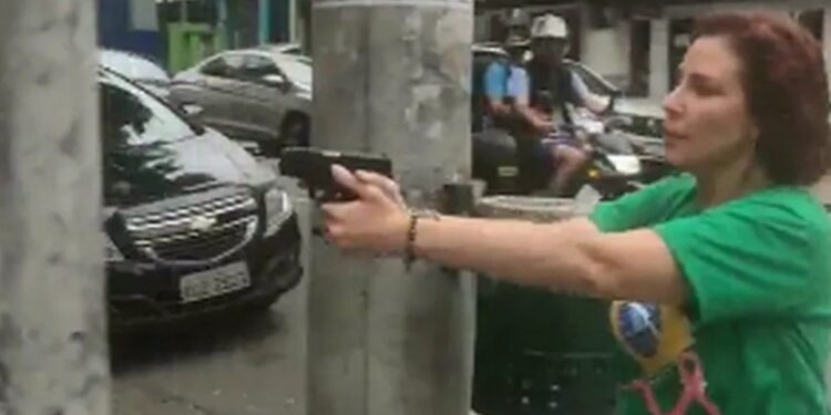 Ministro Gilmar Mendes determina que Carla Zambelli seja ouvida imediatamente pela PGR