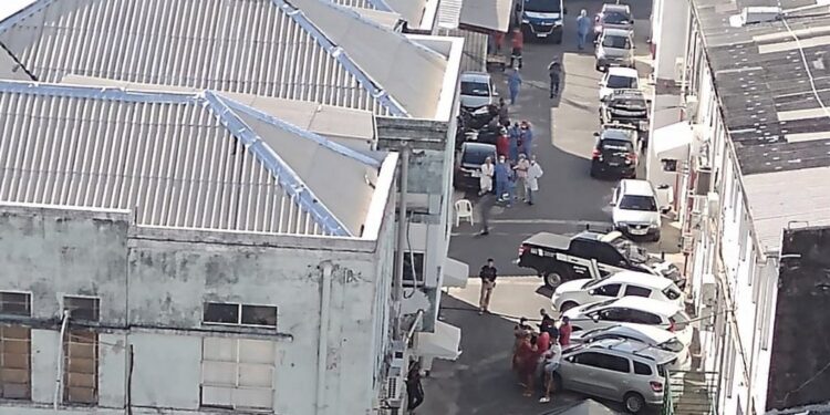 Homem é morto a tiros de metralhadora dentro da maternidade em Salvador