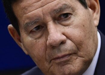 Mourão diz que não vai entregar faixa presidencial a Lula: “eu não sou o presidente”
