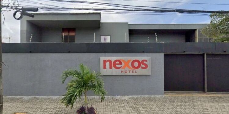 Casal chama a polícia após encontrar câmera escondida em quarto de motel