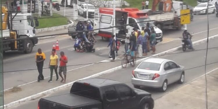 Candeias: jovem fica gravemente ferido em acidente de moto