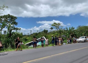 Transporte alternativo cai em ribanceira na BA 523