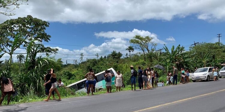 Transporte alternativo cai em ribanceira na BA 523