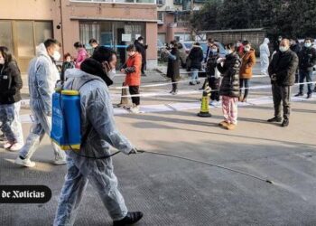 China encara pior surto de coronavírus em 6 meses e descarta fim da Covid zero