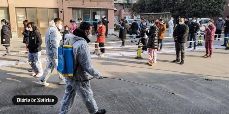 China encara pior surto de coronavírus em 6 meses e descarta fim da Covid zero
