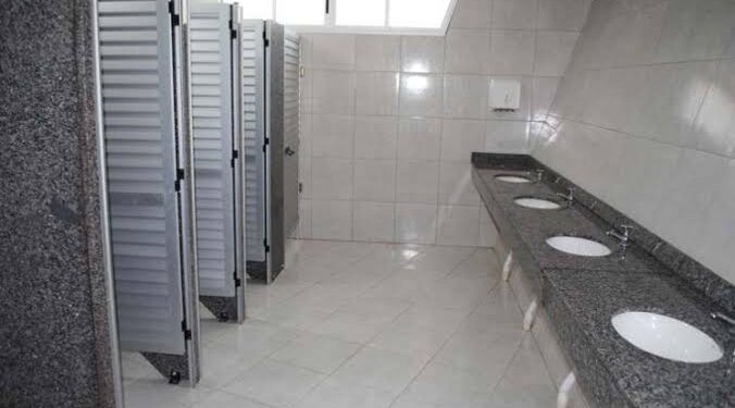 Filmar mulher em banheiro sem consentimento pode dar até um ano de prisão