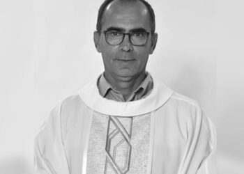 Padre é encontrado morto, com perfuração de faca em pescoço na paróquia