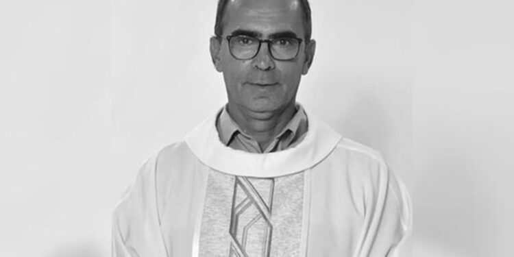 Padre é encontrado morto, com perfuração de faca em pescoço na paróquia