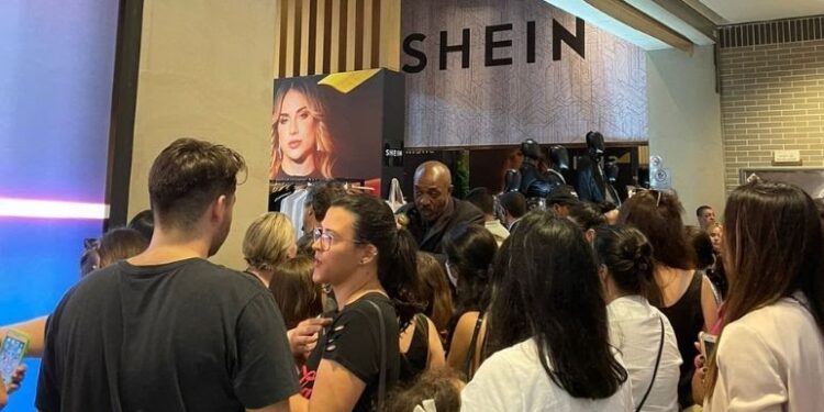 Brigas, confusão e longas filas marcam abertura da Shein em SP