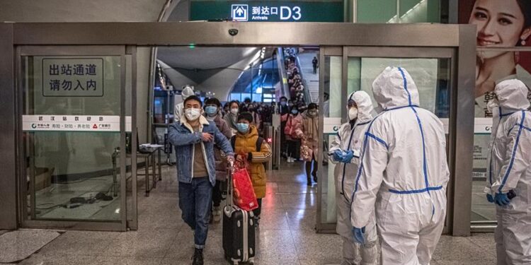 31 mil infectados por dia, China bate recorde e registra maior número de casos de Covid-19