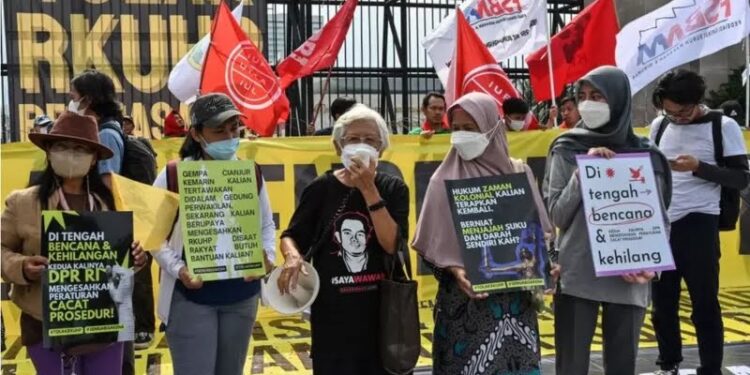 Indonésia aprova lei que pune sexo fora do casamento com até 1 ano de prisão