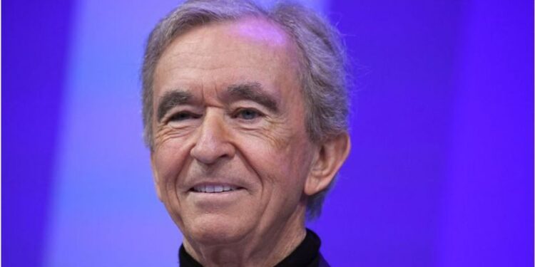 Conheça o francês que tomou o lugar de Elon Musk como homem mais rico do mundo