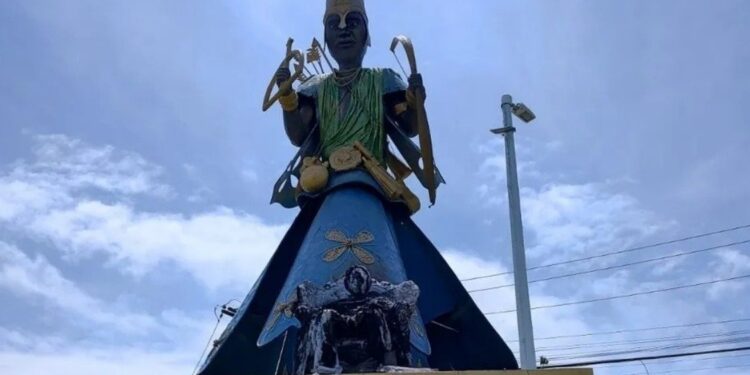 Intolerância religiosa: Estátua Mãe Stella de Oxóssi é incendiada em Salvador e fica destruída