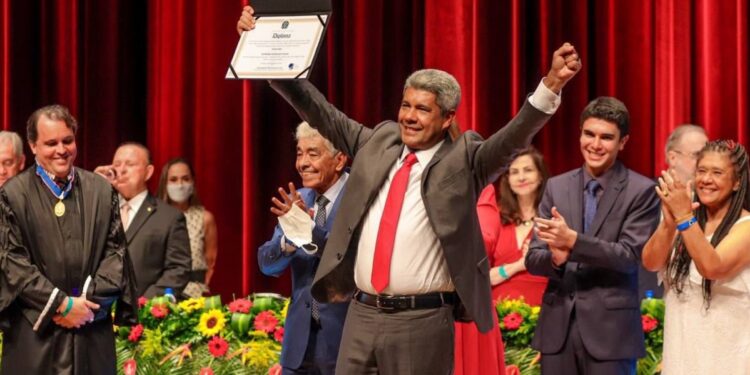 Jerônimo é diplomado governador e promete “trabalhar de forma incansável” pela Bahia