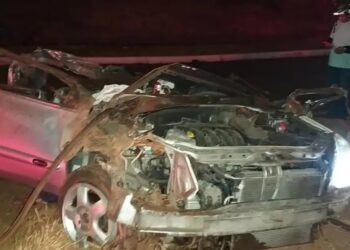 Três pessoas morrem após carro capotar na Paralela