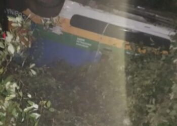 Ambulância capota e deixa três pacientes feridos no interior da BA