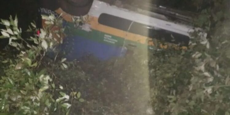 Ambulância capota e deixa três pacientes feridos no interior da BA