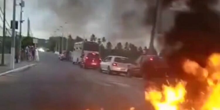 Madre de Deus: Manifestantes fazem protesto contra ação do Detran