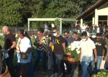 Casal de rifeiros assassinado a tiros é enterrado sob forte comoção em Salvador