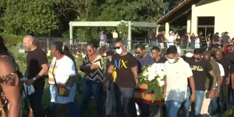 Casal de rifeiros assassinado a tiros é enterrado sob forte comoção em Salvador