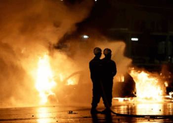 Bolsonaristas colocam fogo em carros e tentam invadir sede da PF