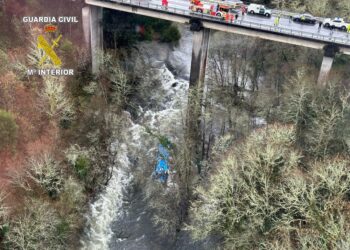 Sobe para seis número de mortos em queda ônibus 