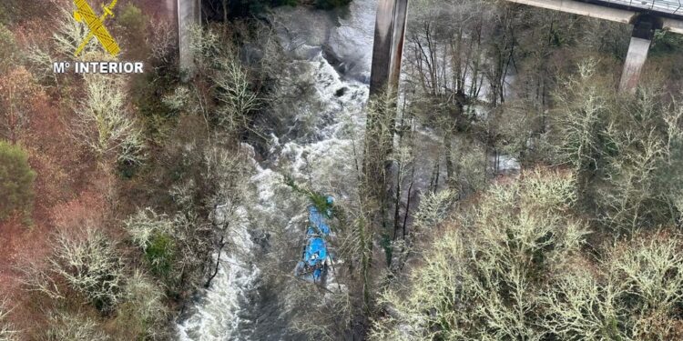 Sobe para seis número de mortos em queda ônibus 