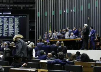 Congresso aprova aumento de salário para presidente, ministros e parlamentares