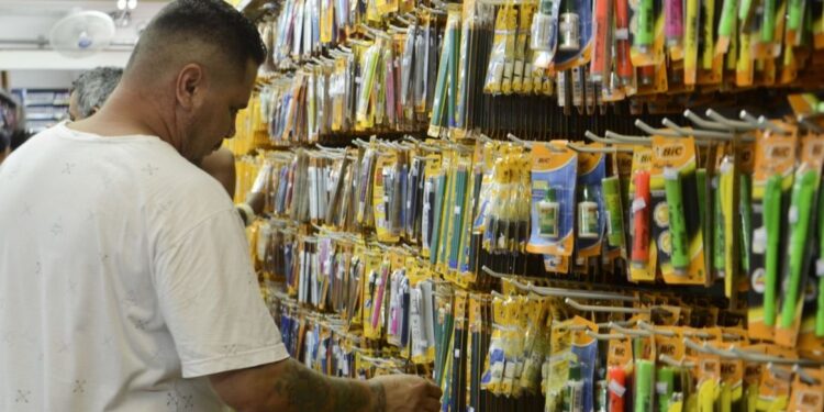 Procon fiscaliza listas de materiais e reajustes de mensalidades em escolas da Bahia