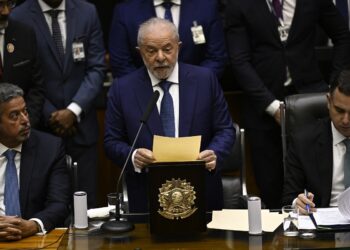 Lula critica governo Bolsonaro e faz promessas em primeiro discurso