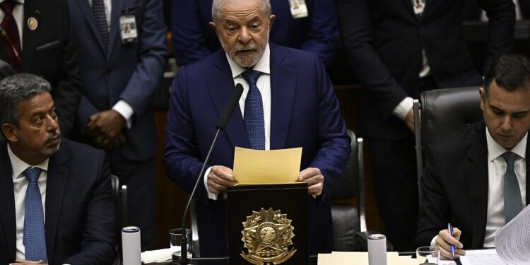 Lula critica governo Bolsonaro e faz promessas em primeiro discurso