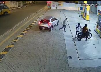 Lauro de Freitas: Homens armados roubam motocicleta em Posto de combustível
