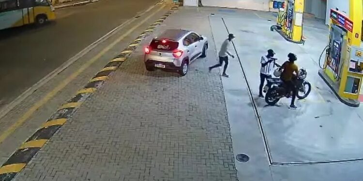 Lauro de Freitas: Homens armados roubam motocicleta em Posto de combustível