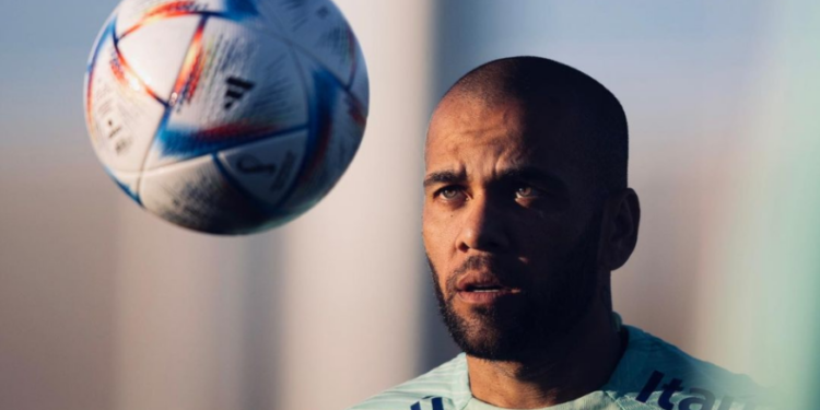 Vítima fala da tatuagem no abdômen, isso pode incriminar Daniel Alves, diz jornal espanhol