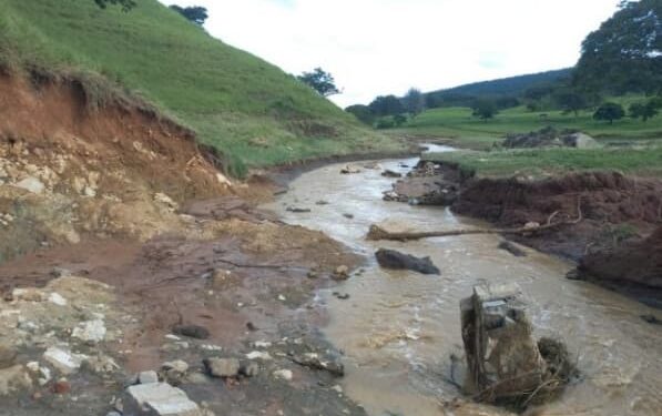 Itiruçu: Barragem de propriedade rural rompe e interdita estradas que ligam outras regiões